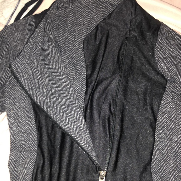 Black and and gray lulu lemon sweater - Picture 5 of 5